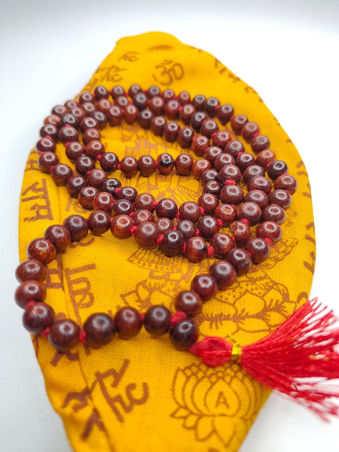 ‎PRIYA BEADS Original Lal Chandan Japa Mala 8mm Beads with Cotton Gaumukhi Japa Bag | Natural Red Sandalwood Beads Mala for Meditation, Pooja, Chanting, Wearing | Rosary String for Men and Women